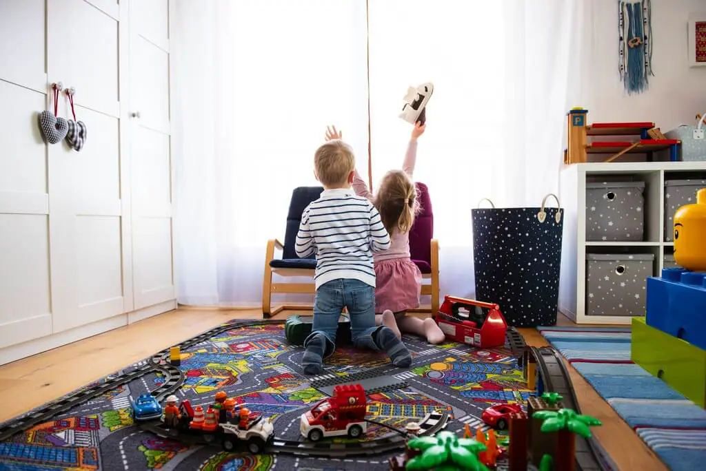 Aufgeräumtes Kinderzimmer und spielende Kinder